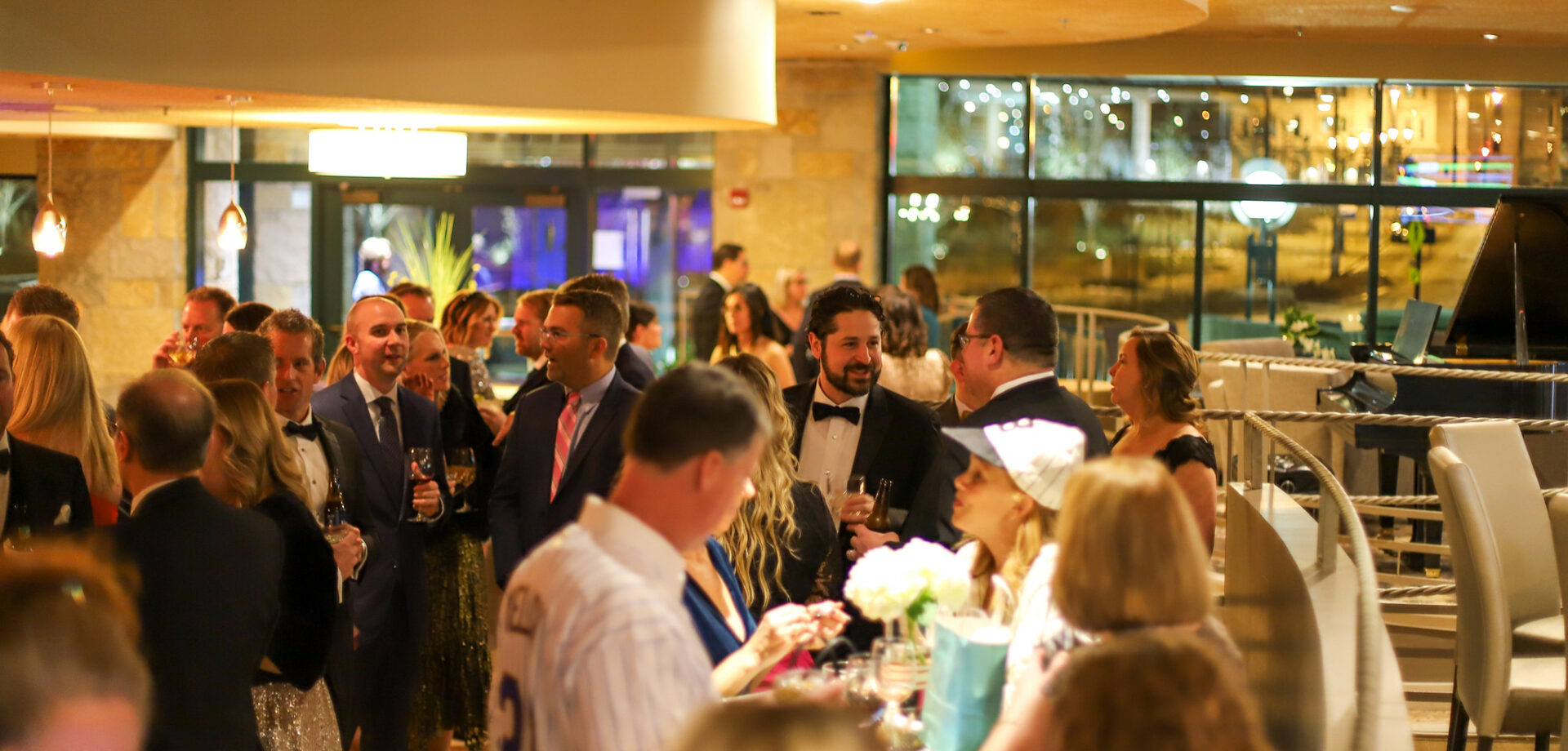 guests mingling at cocktail hour